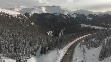 Vista-Aérea-De-Invierno-Mirando-Hacia-La-Carretera-De-Montaña-Desde-El-Paso-De-Berthoud