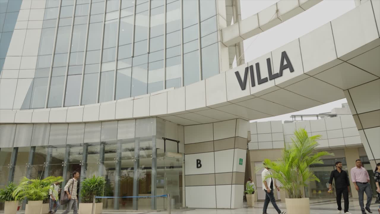 personas entrando en el edificio de la villa