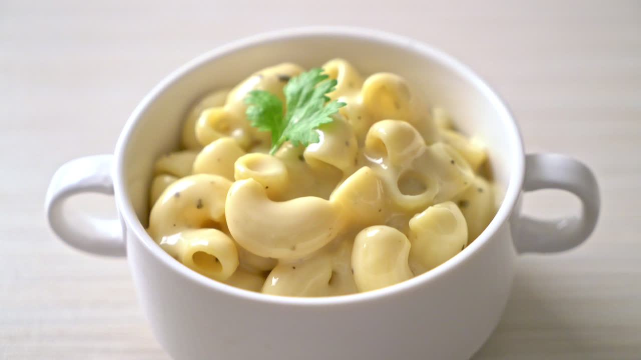 마카로니 와 치즈 와 허브 가 있는 그 ⁇