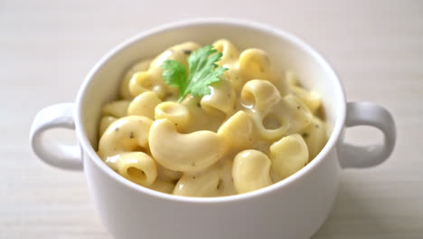 macarrones con queso con hierbas en un tazón