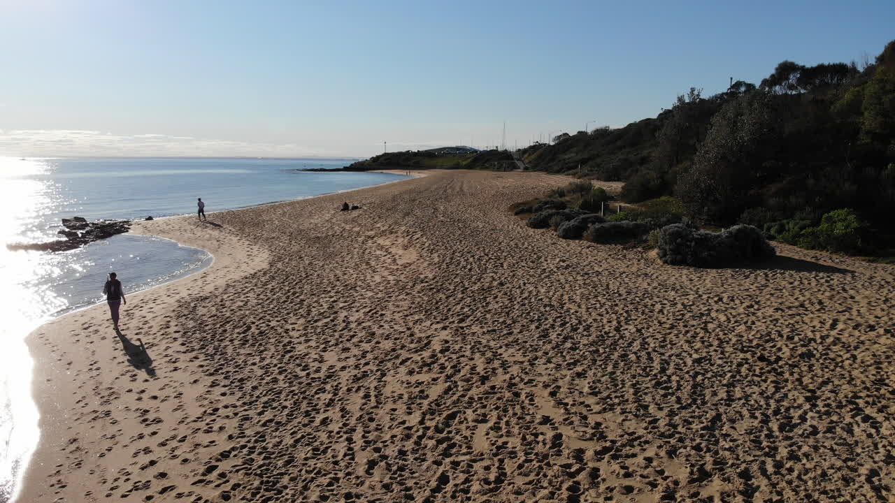 멜버른, 샌드링엄의 황금빛 모래 해변과 푸른 바다 해안선을 따라 드론 비행