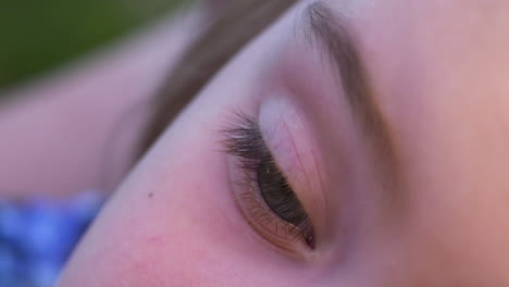 primer plano del ojo azul de una niña