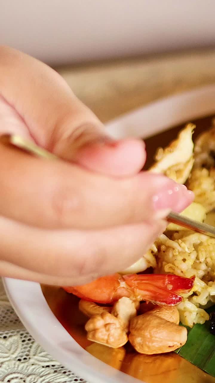 손은 새우와 채소와 함께 파인애플 을 제공합니다.