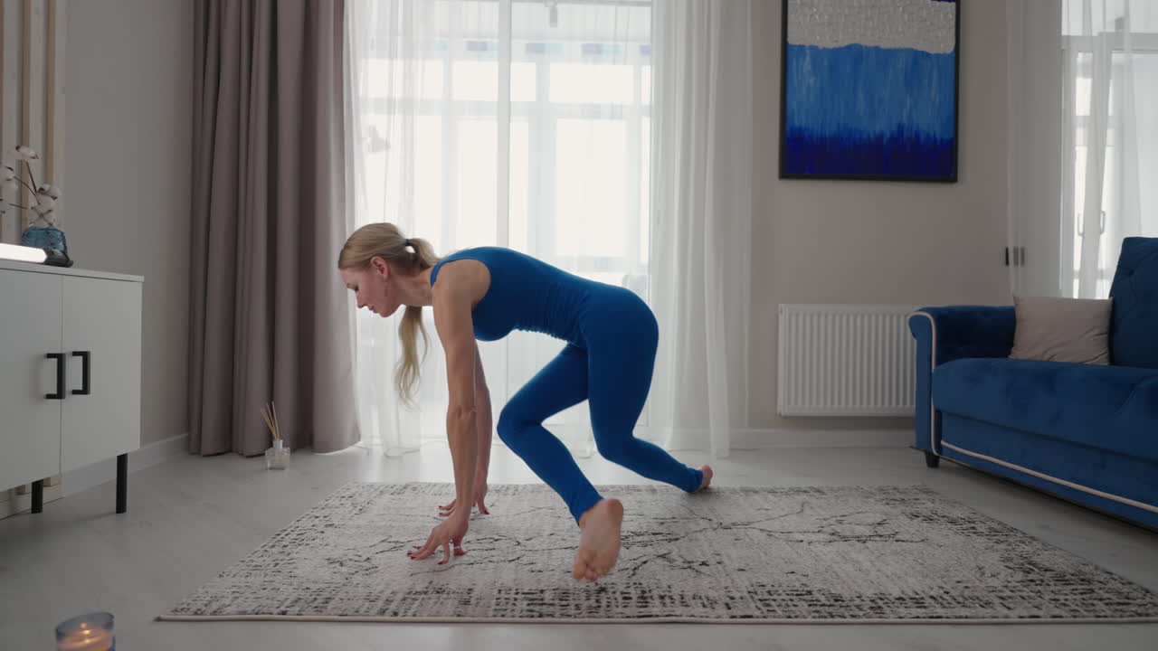 mujer haciendo ejercicio de yoga estirando el cuerpo flexible levantando las manos en la alfombra en casa. deportista haciendo entrenamiento físico en la sala de estar disfrutando de la actividad física estilo de vida saludable