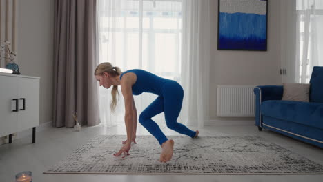 Mujer-Realizando-Ejercicio-De-Yoga-Estirando-El-Cuerpo-Flexible-Levantando-Las-Manos-Sobre-La-Alfombra-En-Casa.-Deportista-Haciendo-Entrenamiento-Físico-En-La-Sala-De-Estar-Disfrutando-De-Actividad-Física-Estilo-De-Vida-Saludable