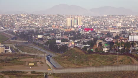 墨西哥蒂胡安那 (tijuana) 的交通,從邊境牆或圍<unk>上看