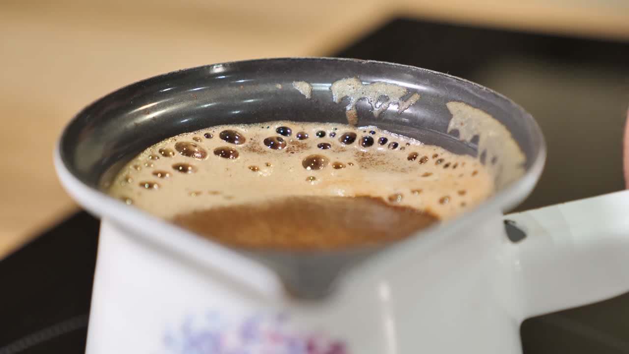 커피를 슬로우 모션으로 끓인 후 냄비 가장자리를 넘어가기 전에 제거합니다.