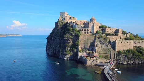 Imágenes-De-Drones-Del-Castillo-Aragonés-En-Ischia,-Italia