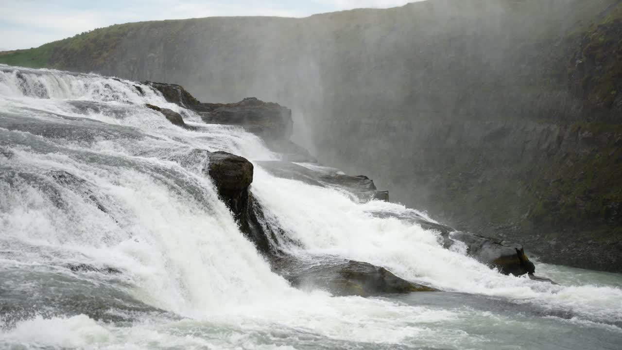 웅장한 정적 풍경 의 장엄한 폭포는 하 물 급류를 형성하는 강 바위 위에 careens