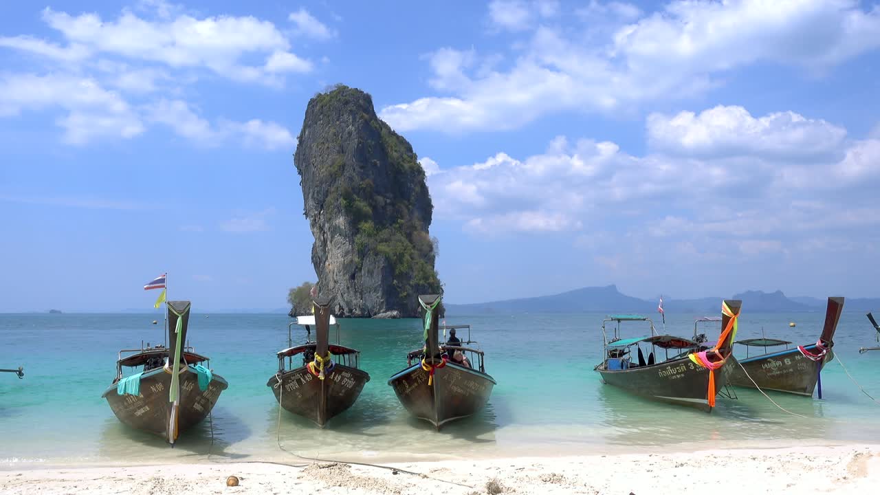 isla de ko poda con un mar azul turquesa cristalino y barcos en la bahía de ao phra nang, krabi, tailandia