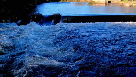 Luftaufnahme-Des-Flusses-Tambre-In-Tapia,-Der-über-Die-Mauer-Stürzt