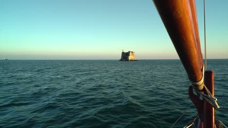 Navegando-En-El-Golfo-De-Los-Poetas-Cerca-De-La-Torre-Scola