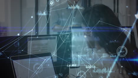 animación de la red de conexiones y procesamiento de datos sobre la mujer de negocios que utiliza computadoras en la oficina