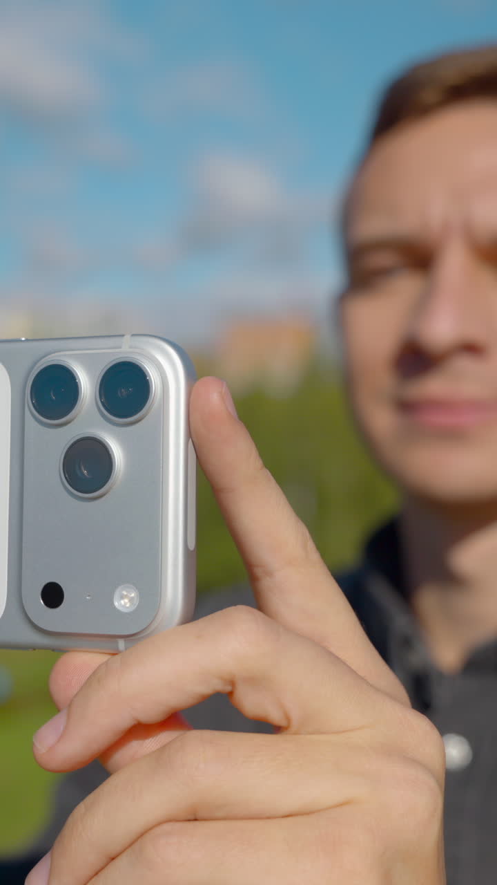 Jovem segurando um smartphone futurista e mostrando uma gama de emoções, de surpresa a felicidade. Ação