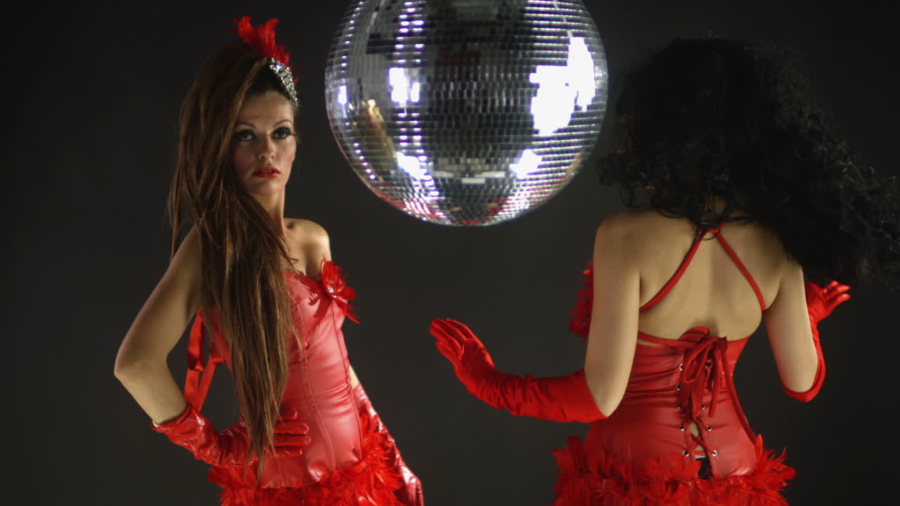 Mujeres bailando disco 0 61