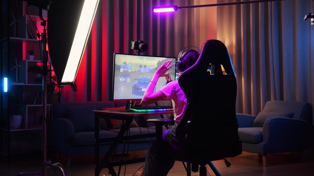 mujer jugando en casa