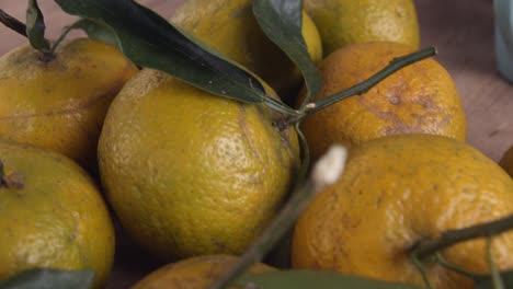 cerrar las naranjas en la mesa
