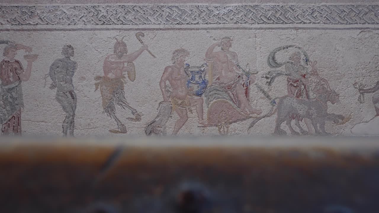 고대 로마인의 이야기를 들려주는 고대 그리스 벽 조각의 클로즈업