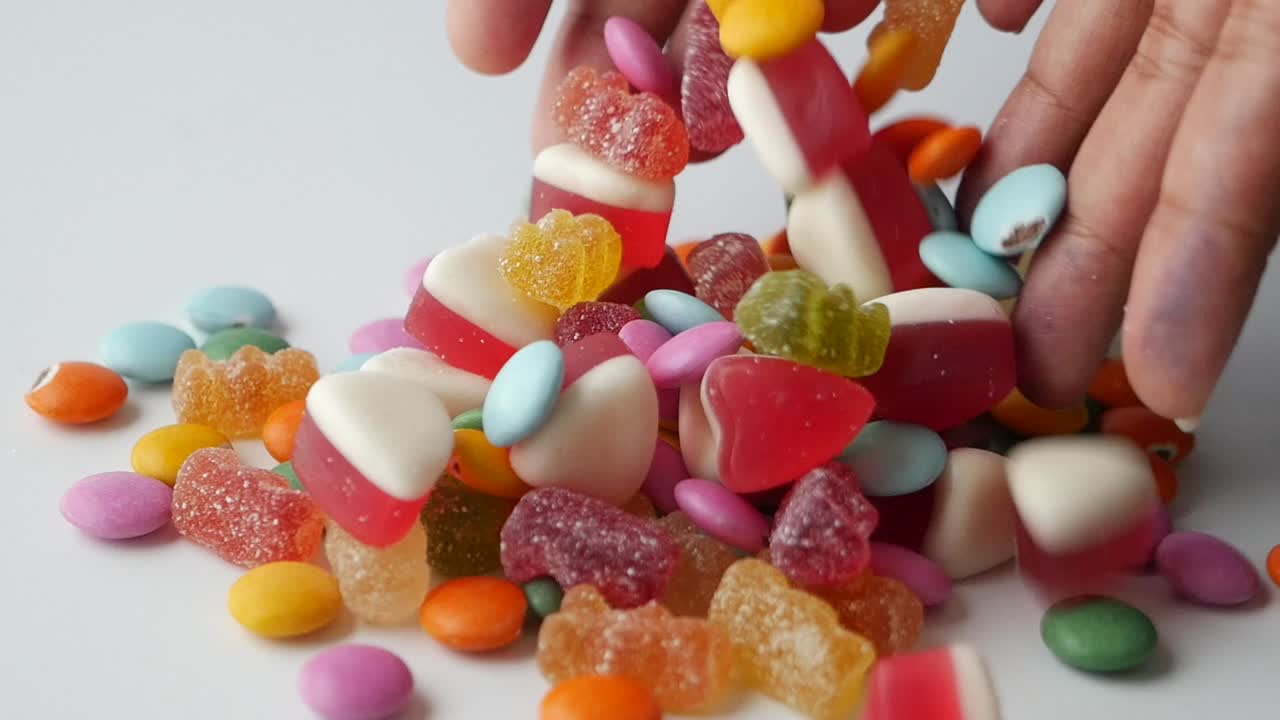 una pila de dulces de colores