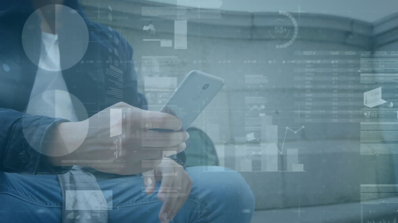 animación del procesamiento de datos financieros sobre un hombre biracial usando un teléfono inteligente