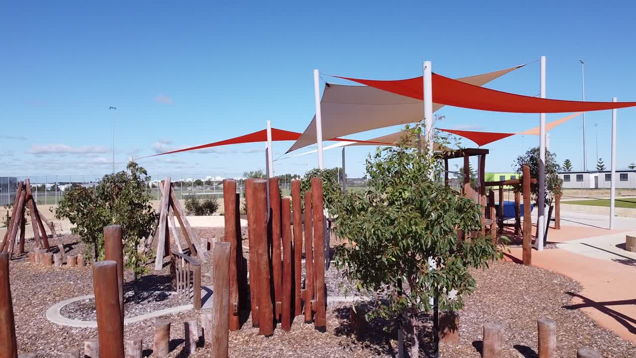 하일스워스 파크 버틀러의 배경으로 바다와 함께 놀이 구역과 타원 위에서 촬영된 공중 상승