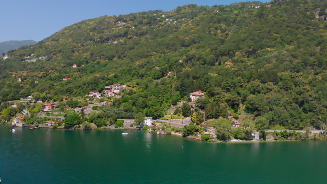 Plano panorâmico aéreo do Lago Maggiore, Itália.