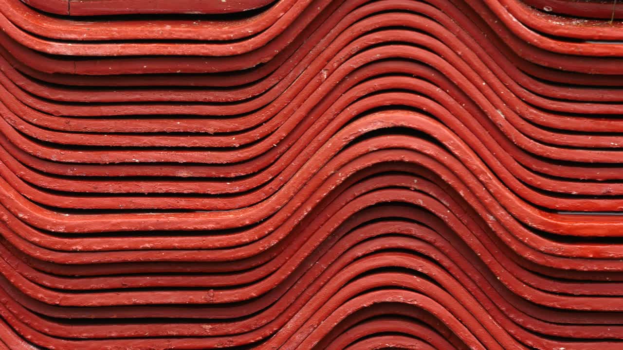 azulejos de techo rojos apilados