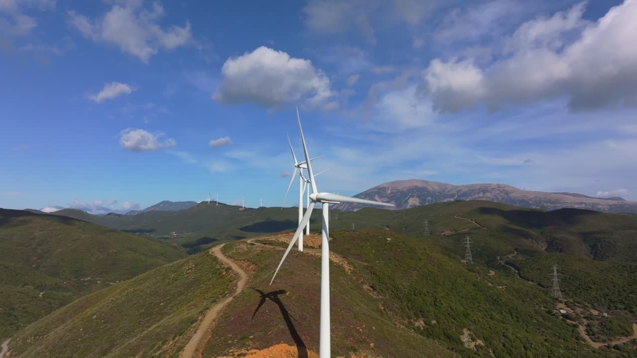 Turbinas de alta tecnologia alinhadas em terreno ventoso, Grécia