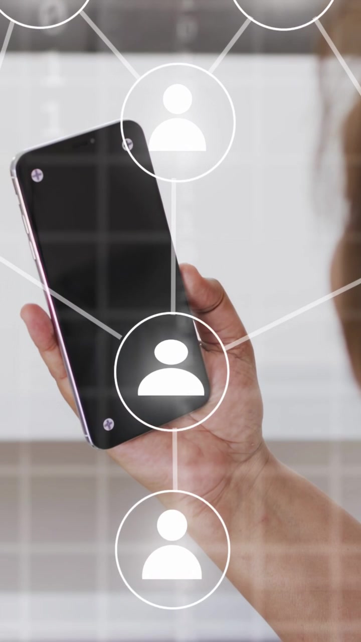 Vídeo vertical: Mulher segurando um telefone, inclinando-o e formando uma sobreposição de rede de ícones de usuário para tecnologia