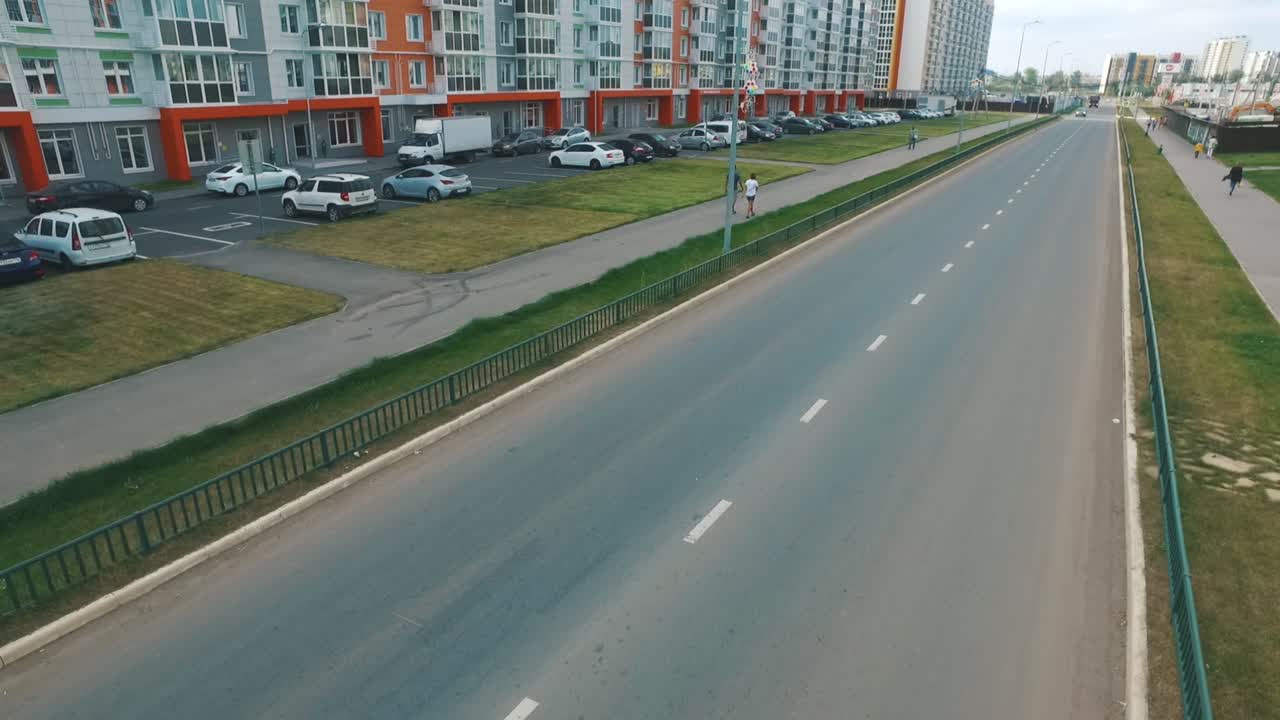 아파트 건물 과 주차 된 자동차 가 있는 도시 거리