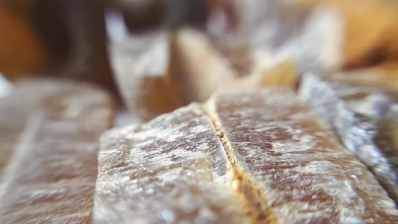 화이트에 화석화 된 belemnits. 매크로 클로즈업 스튜디오 샷-1