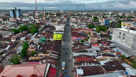 vista aérea de drones de moto taxi tuk tuk tuks y tráfico pesado cerca del mercado de belén en iquitos, perú, sudamérica