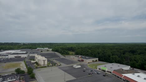 Una-Vista-Aérea-Del-Centro-Comercial-De-Bienes-Vista-Exterior-Con-Espacio-De-Estacionamiento