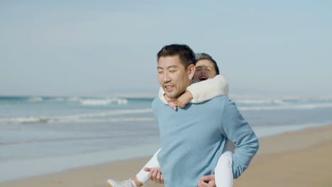그의 딸과 함께 해변을 따라 걷고 그녀의 이야기를 들려주는 일본인 아버지