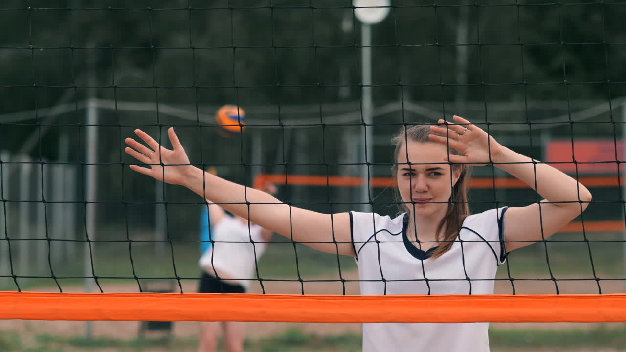 해변에서 배구하는 네 명의 소녀. 비치 배구 네트워크 비키니 여성. 평평한 만화 일러스트. 공을 들고있는 소녀가 게임을 시작합니다.