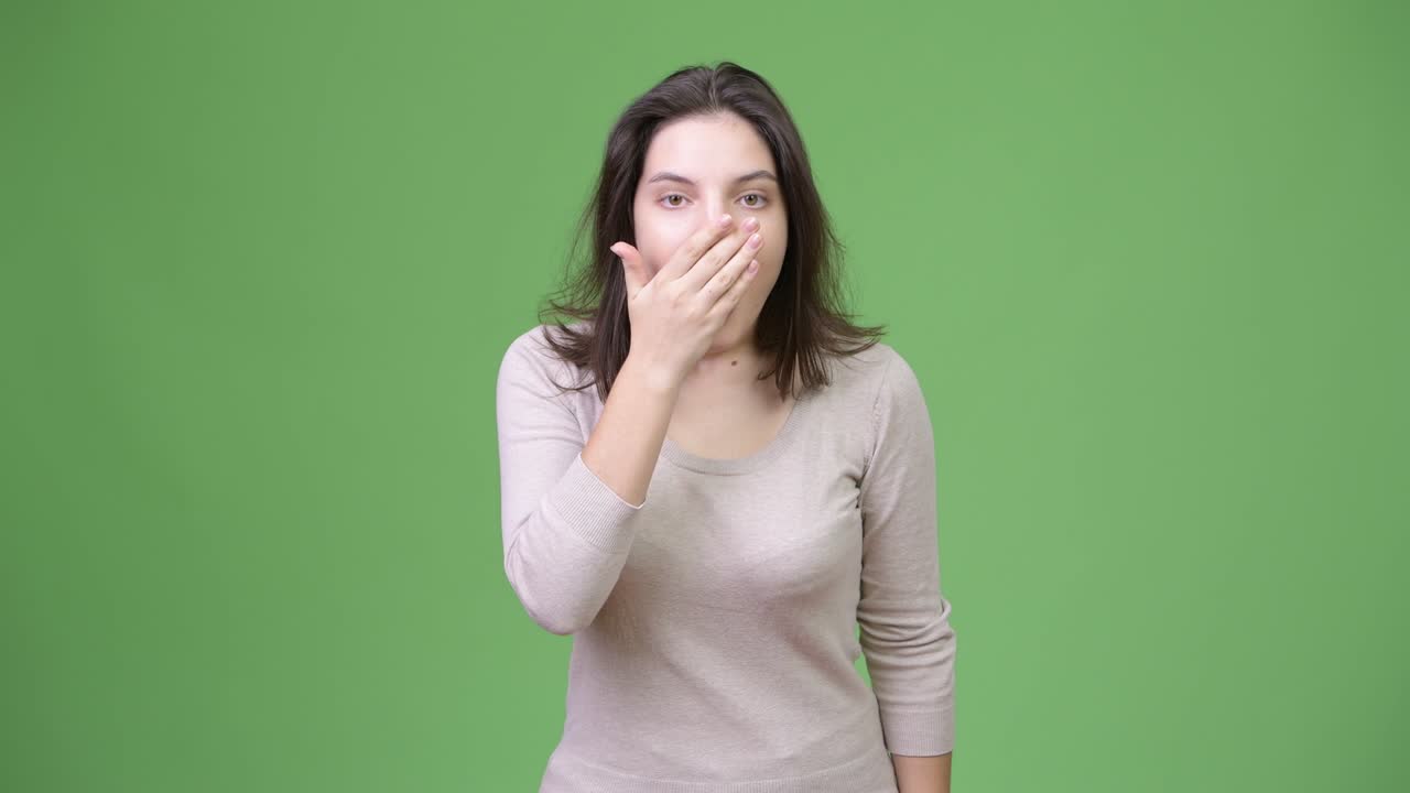 Giovane e bella donna con un'espressione scioccata