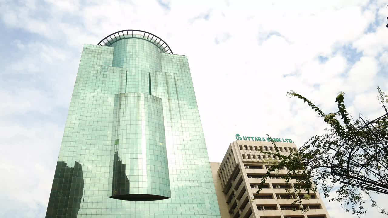 rascacielos y edificios de oficinas modernos en un entorno urbano