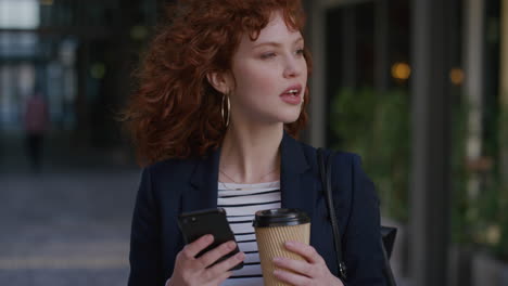 retrato hermosa joven mujer de negocios que usa un teléfono inteligente en la ciudad disfrutando de relajarse en la pausa del almuerzo enviando mensajes de texto navegando mensajes sosteniendo café en cámara lenta estilo de vida de ocio