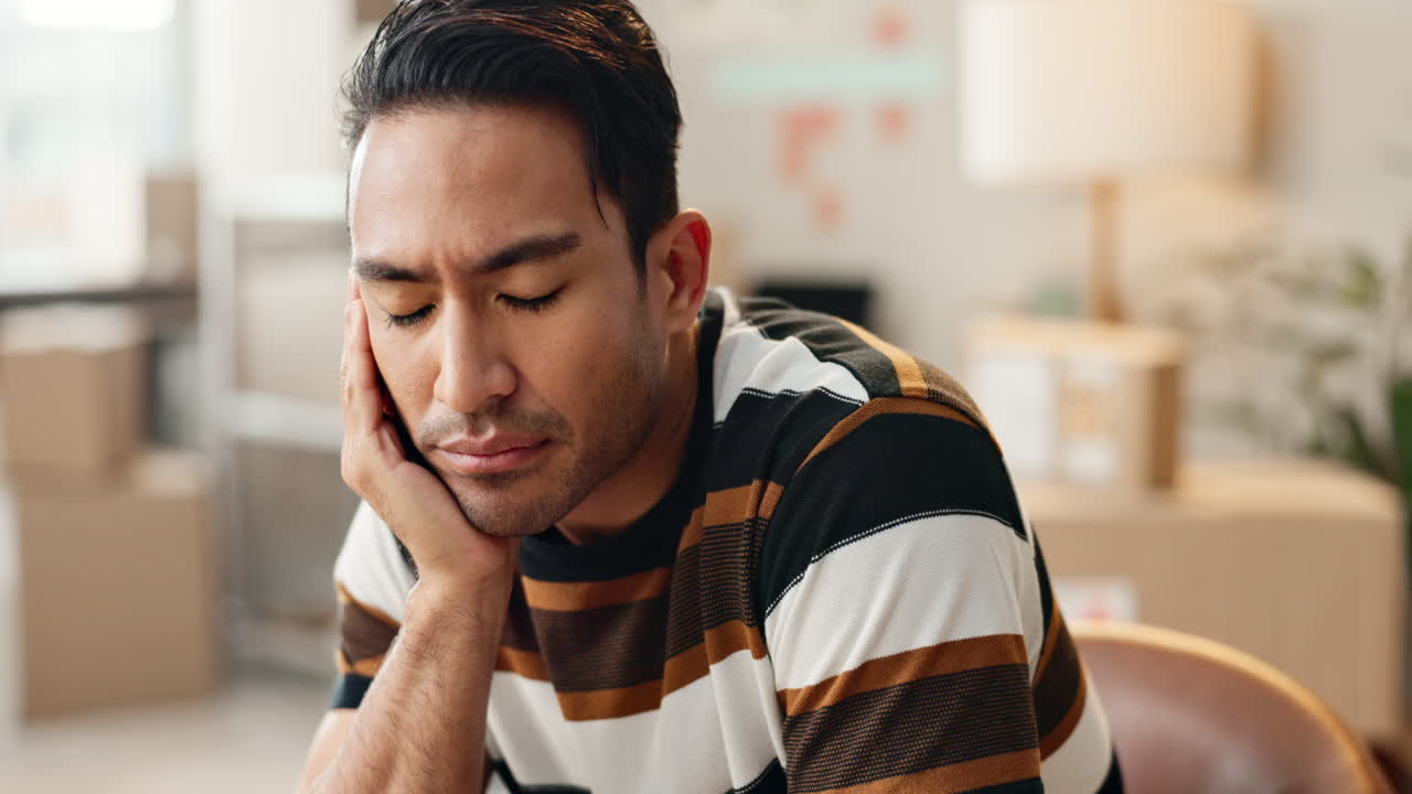 남자, 피곤하고 상자와 창고