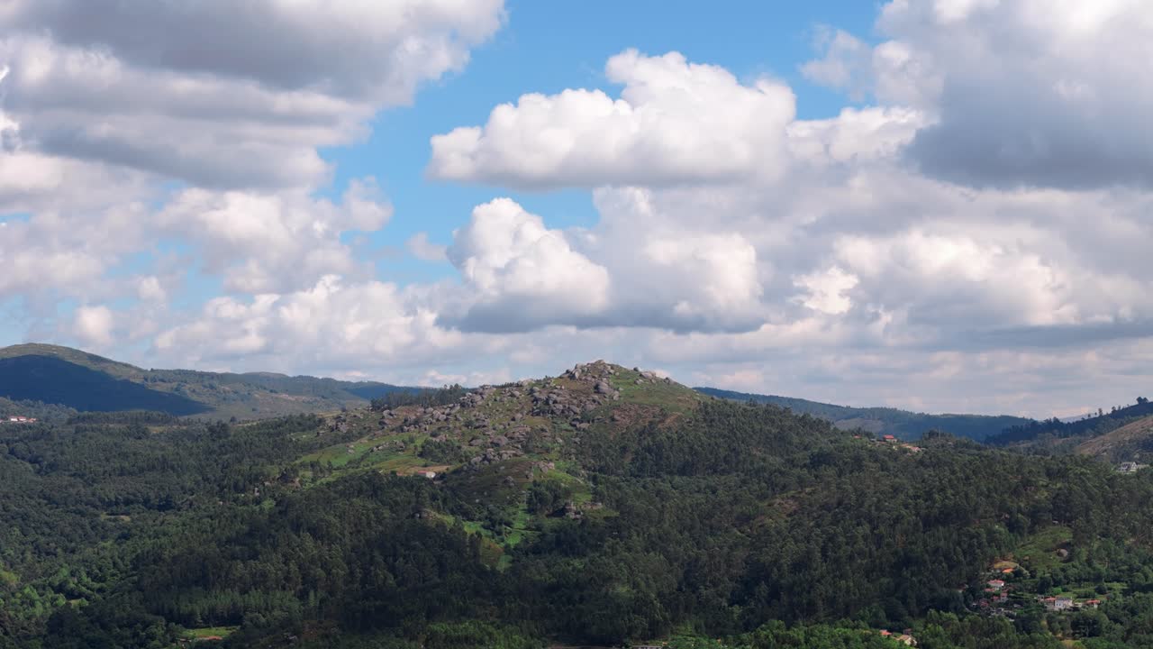 구름과 바위가 있는 산악 풍경