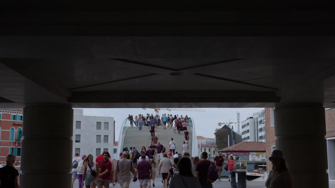 gente caminando a través de un puente en venecia, italia