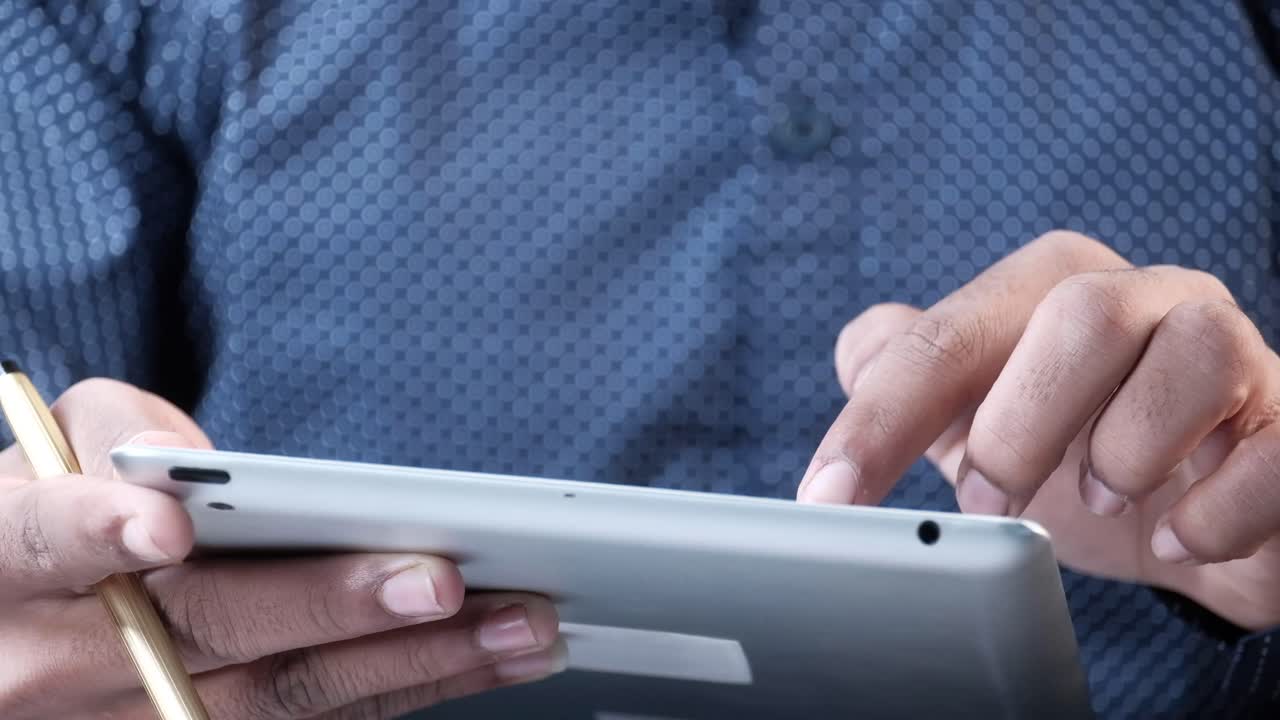 태블릿을 사용하는 사람