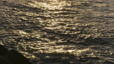 le coucher de soleil doré se reflète dans l'eau de mer, relaxant, plein d'espoir et calme.