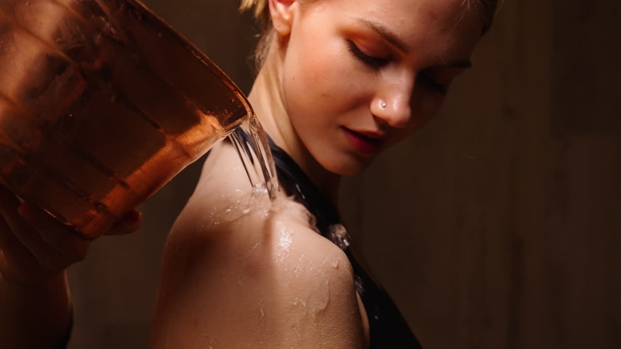 Donna che riceve un tradizionale trattamento idrico al bagno turco
