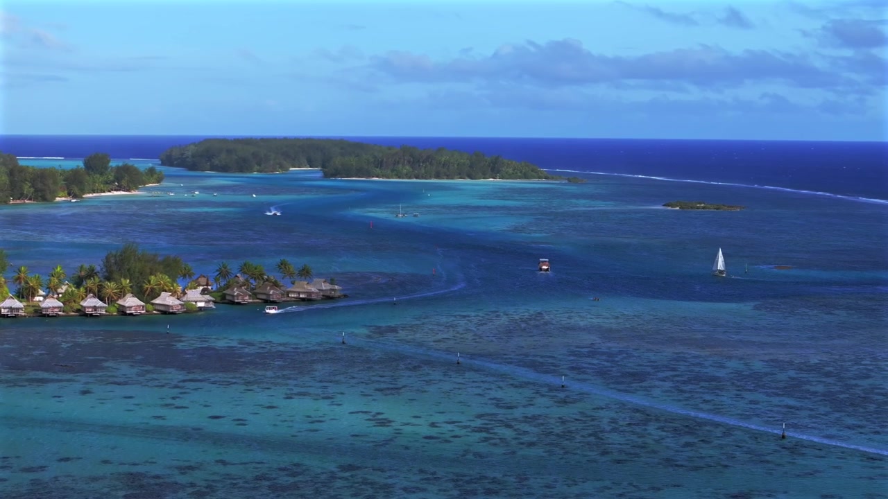 Moorea bungalows over koralrev havkanal tropiske øer Fransk Polynesien luftdrone Tahiti Bora Bora Opunohu Bugt Ta'ahiamanu Offentlige Strand sejlbåde både dagtid solrig blå himmel cirkel højre
