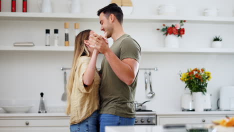 amor, baile y pareja en la cocina