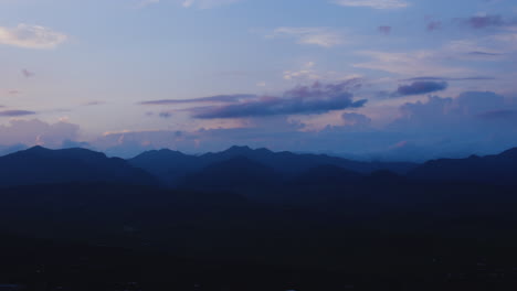 Verdunkelte-Berglandschaft-Unter-Leuchtendem-Sonnenuntergangshimmel-Und-Wolken