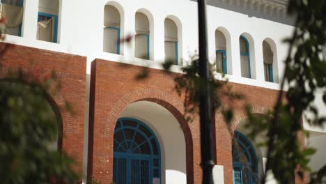 Schöne-Marokkanische-Gebäudearchitektur-In-Der-Blauen-Stadt-Chefchaouen,-Filmisch