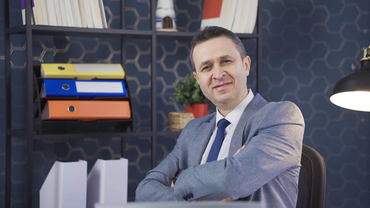 hombre de negocios exitoso celebrando la victoria en línea, mirando a la cámara y sonriendo.