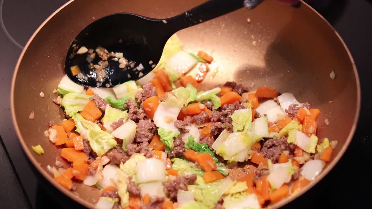 에 인 채소와 고기를 어 요리하는 것